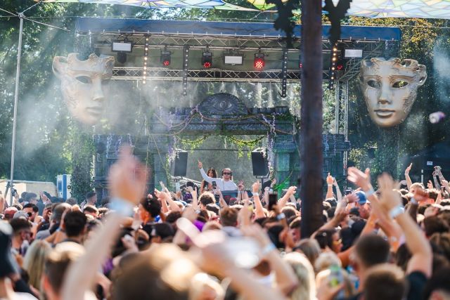 Here’s a few of my favourites from @intothewoodsfestival_uk, I took photos of some incredible artists who are at the top of their game. It was a fantastic day, the best year yet! 💥

3/3