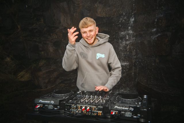 A little snippet from where I filmed @djcaluk live from in a waterfall 💦

New Dj Set location coming sooon 👀
