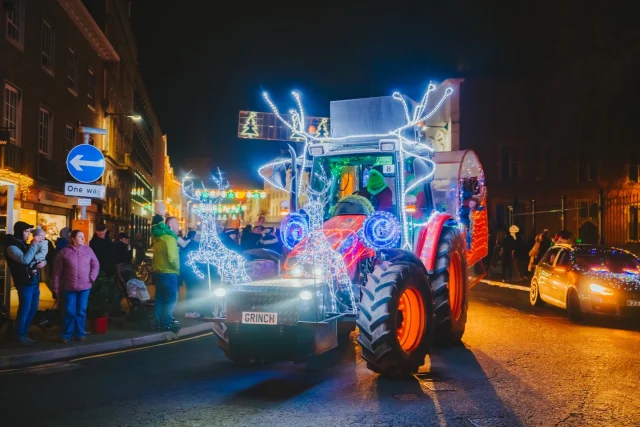 I captured the Hereford Tractor Run this evening with @yourherefordshire1 - such a great turnout throughout the whole of High Town! 🚜🎄